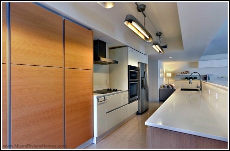 More and more Key Colony Key Biscayne waterfront condos sport kitchens with casual styles and functional layouts.