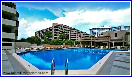 You need not to go anywhere else to have some dip in the pool. The perfect lap pool is just outside your door waiting for you to plunge in in Key Colony Key Biscayne beachfront condo.